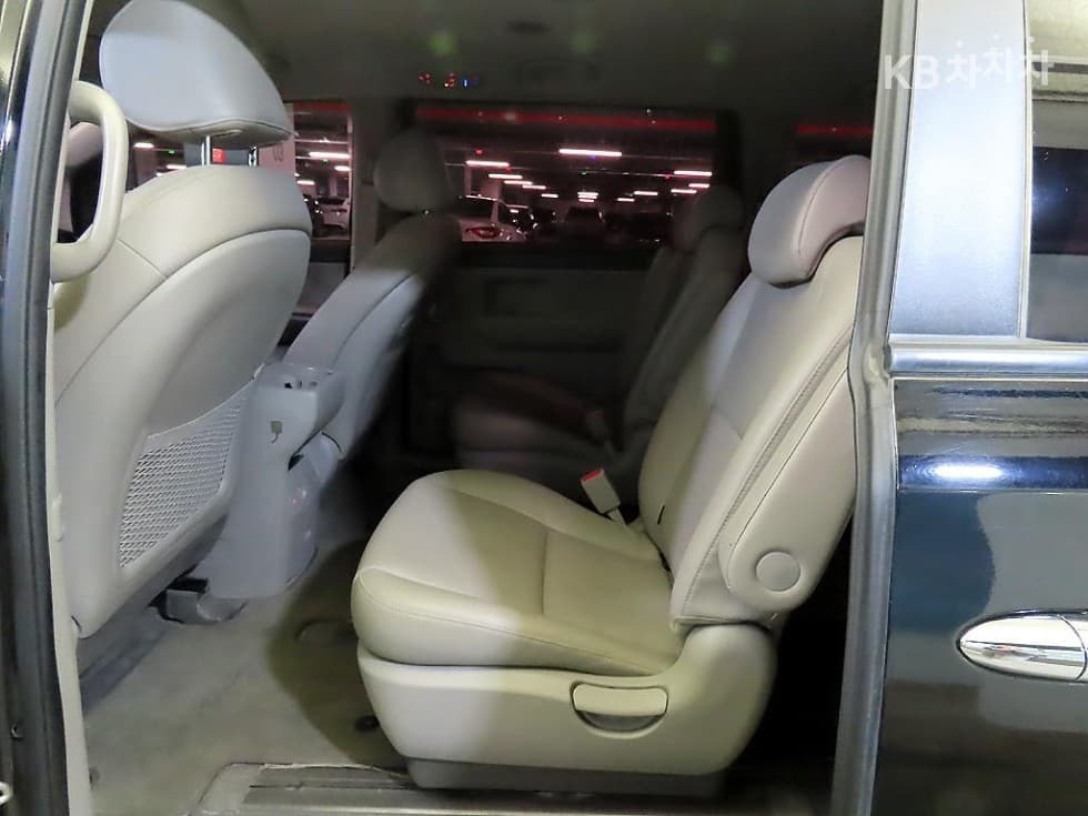 Kia The New (facelift) Carnival9-seater 2.2 Diesel Luxury - 7