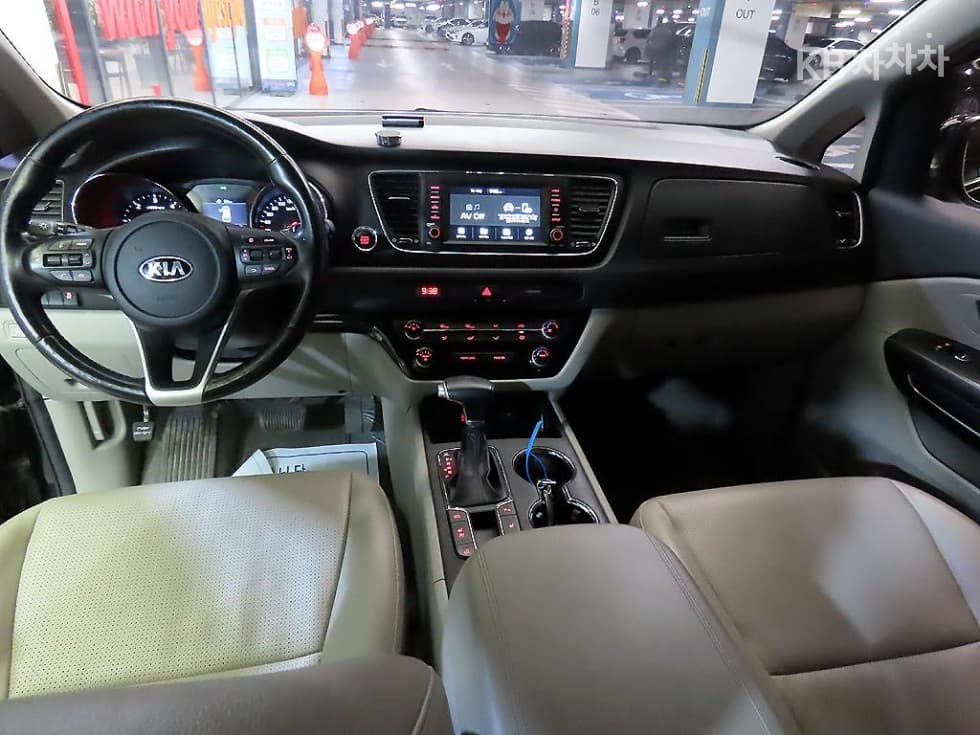 Kia The New (facelift) Carnival9-seater 2.2 Diesel Luxury - 10