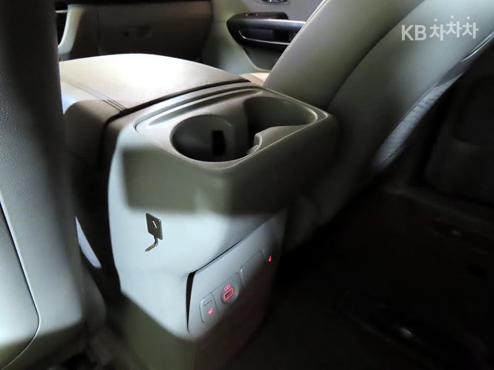 Kia The New (facelift) Carnival9-seater 2.2 Diesel Luxury - 16