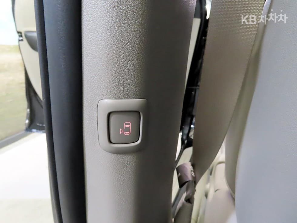 Kia The New (facelift) Carnival9-seater 2.2 Diesel Luxury - 17