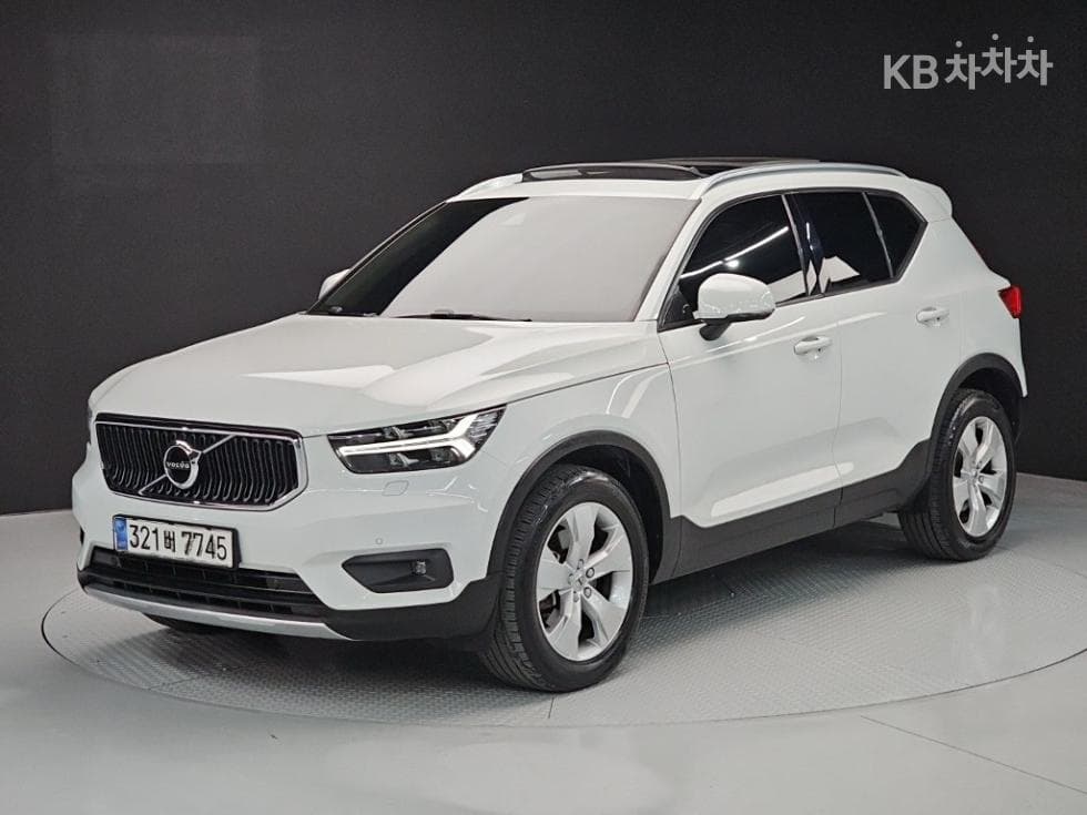 Volvo XC40 B4 AWD Momentum - Image 1