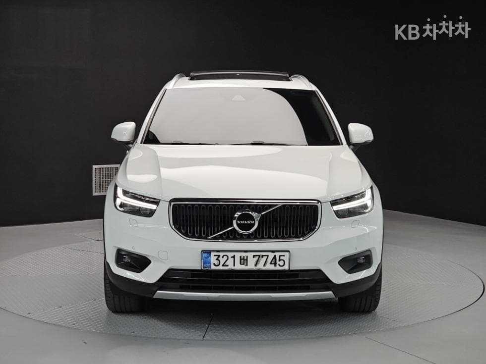 Volvo XC40B4 AWD Momentum - 2