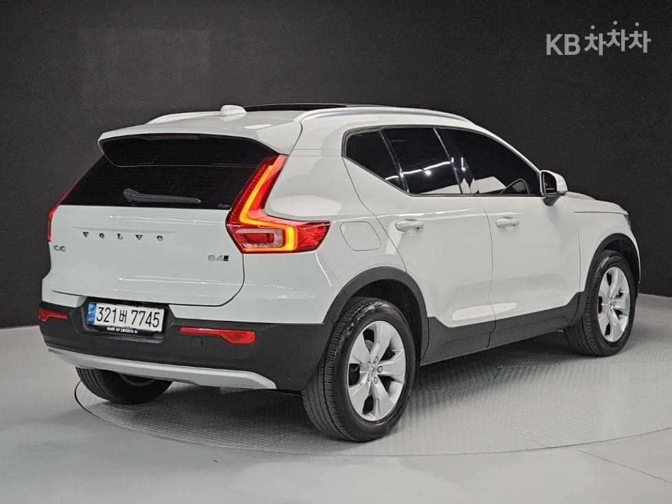 Volvo XC40B4 AWD Momentum - 4