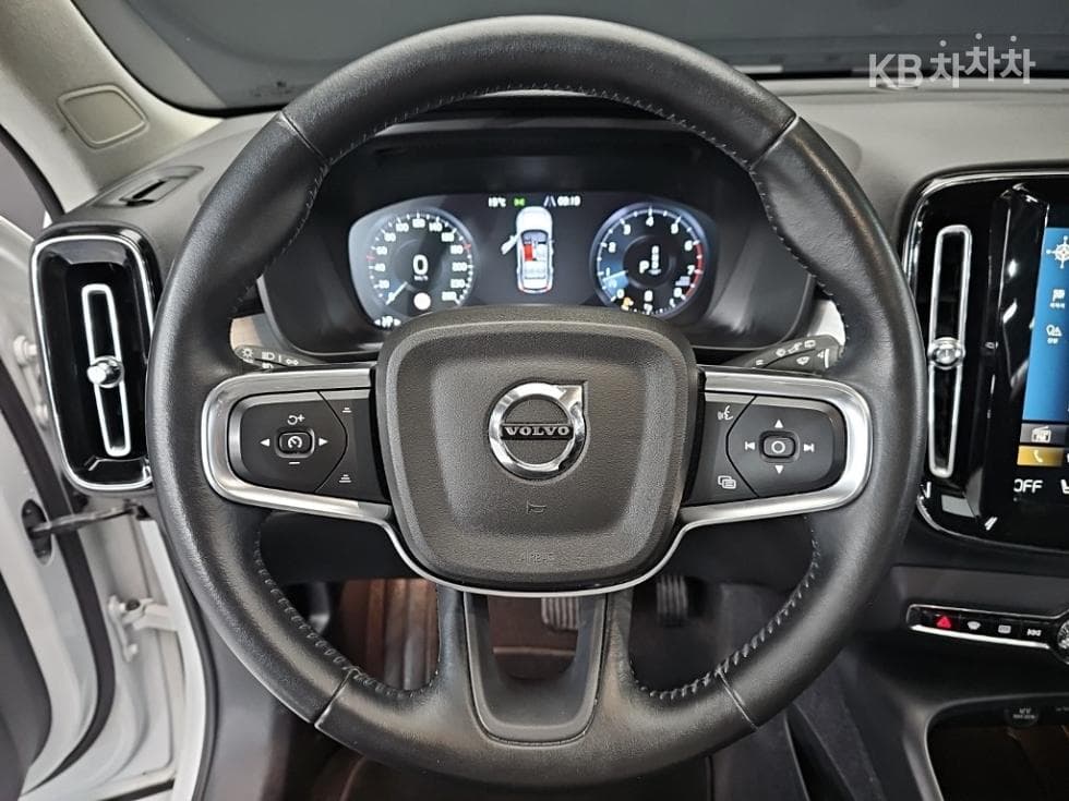 Volvo XC40B4 AWD Momentum - 9