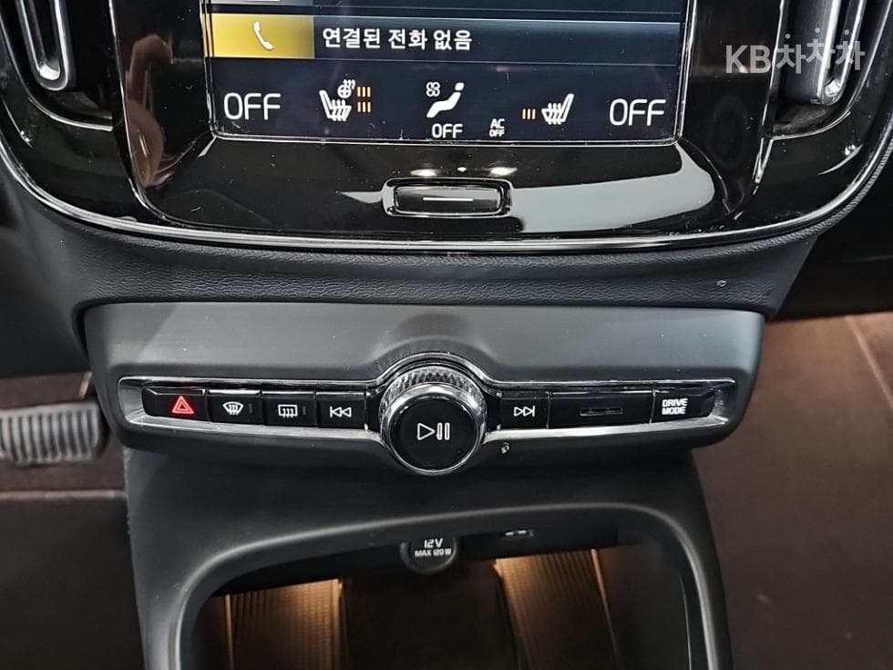 Volvo XC40B4 AWD Momentum - 10