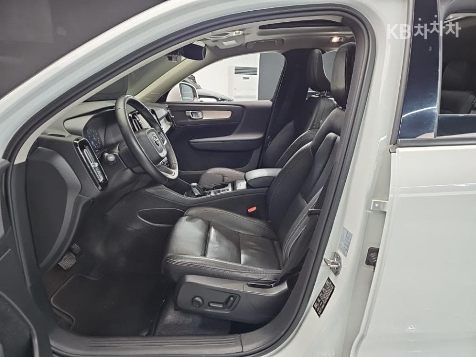 Volvo XC40B4 AWD Momentum - 11