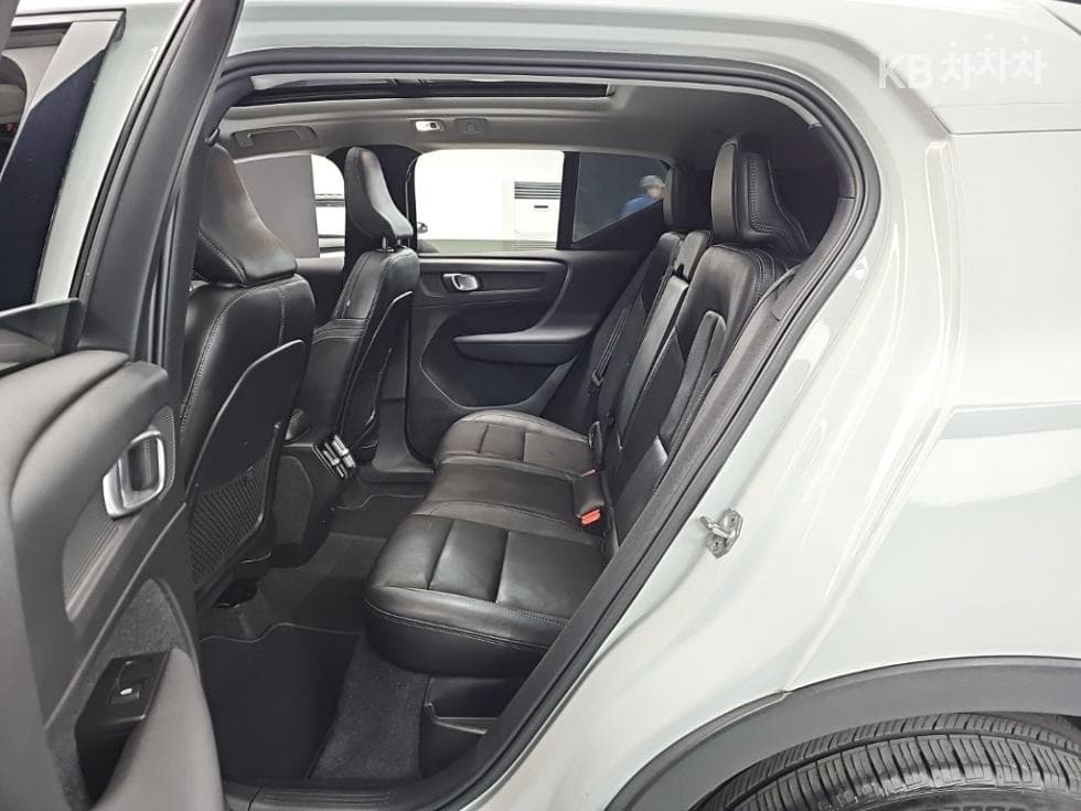 Volvo XC40B4 AWD Momentum - 12