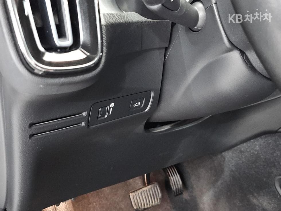 Volvo XC40B4 AWD Momentum - 17