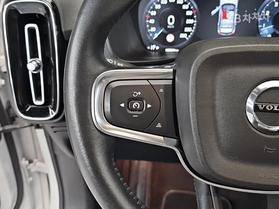 Volvo XC40B4 AWD Momentum - 18