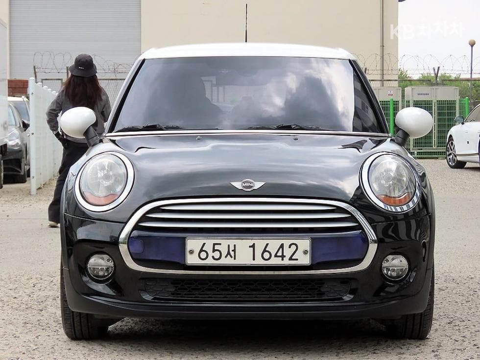 Mini Cooper 5-door 1.5 Standard - Image 1