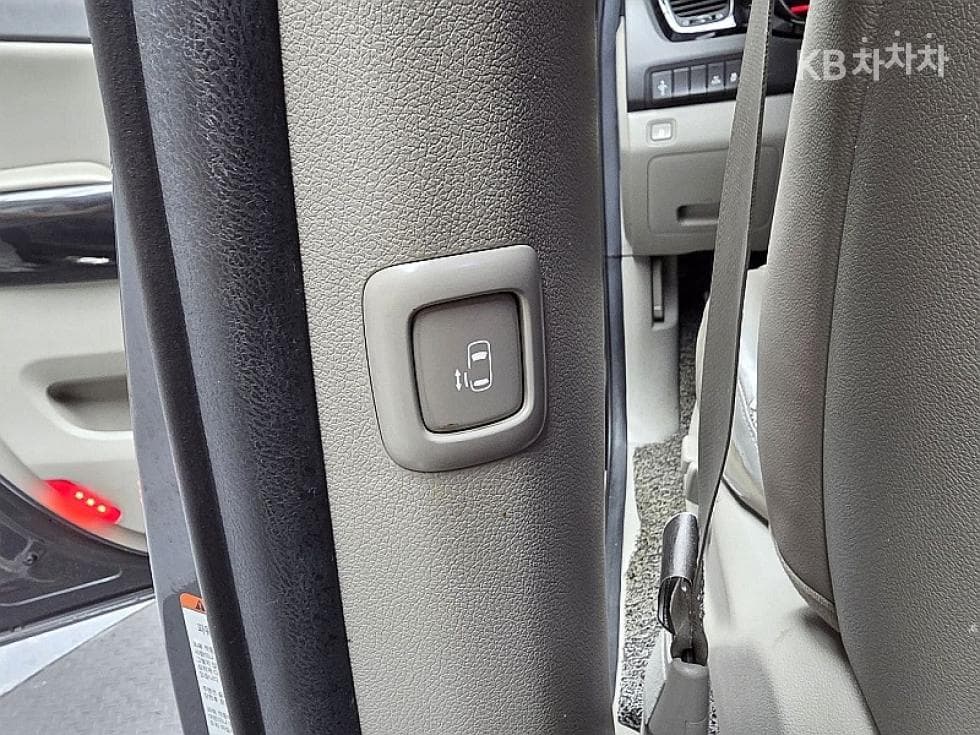 Kia All New Carnival9-seater 2.2 Diesel Prestige - 6