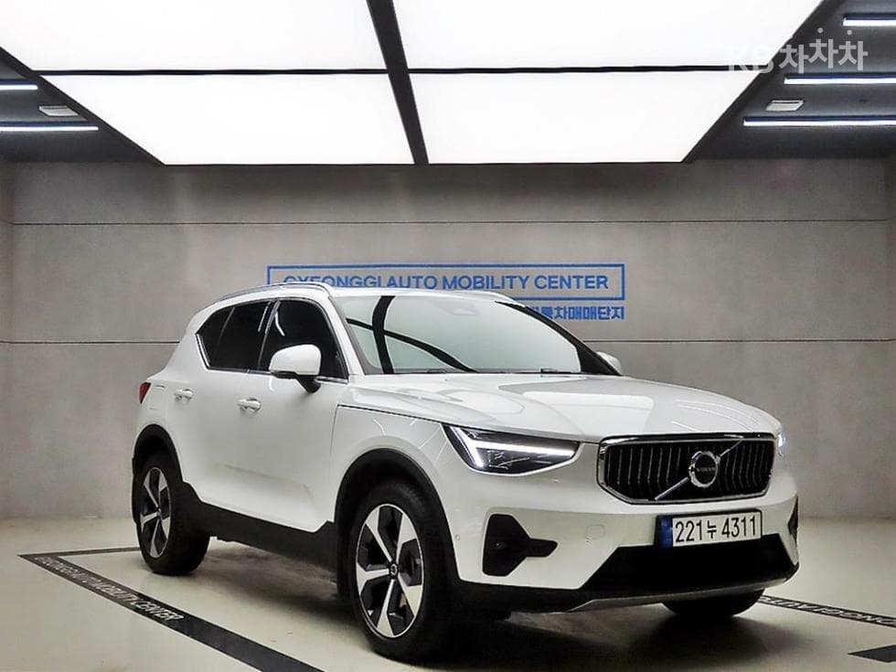 Volvo XC40 B4 AWD Ultra Bright - Image 1