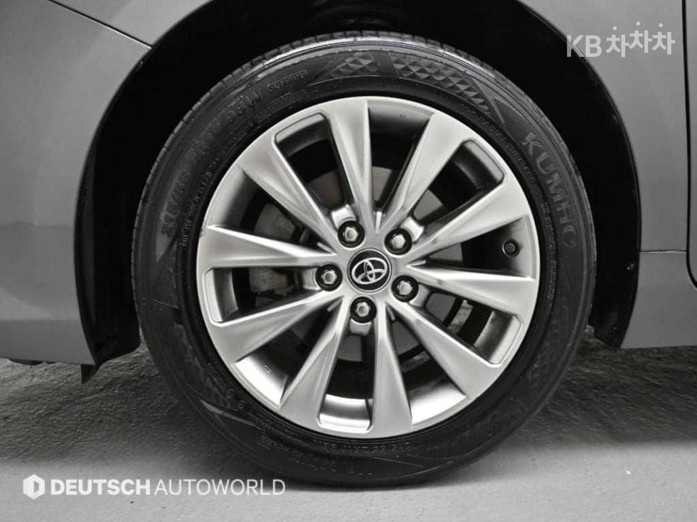 Toyota New Camry2.5 XLE - 5