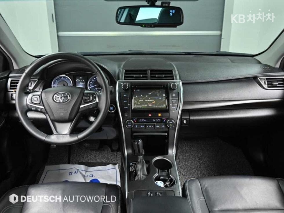 Toyota New Camry2.5 XLE - 7