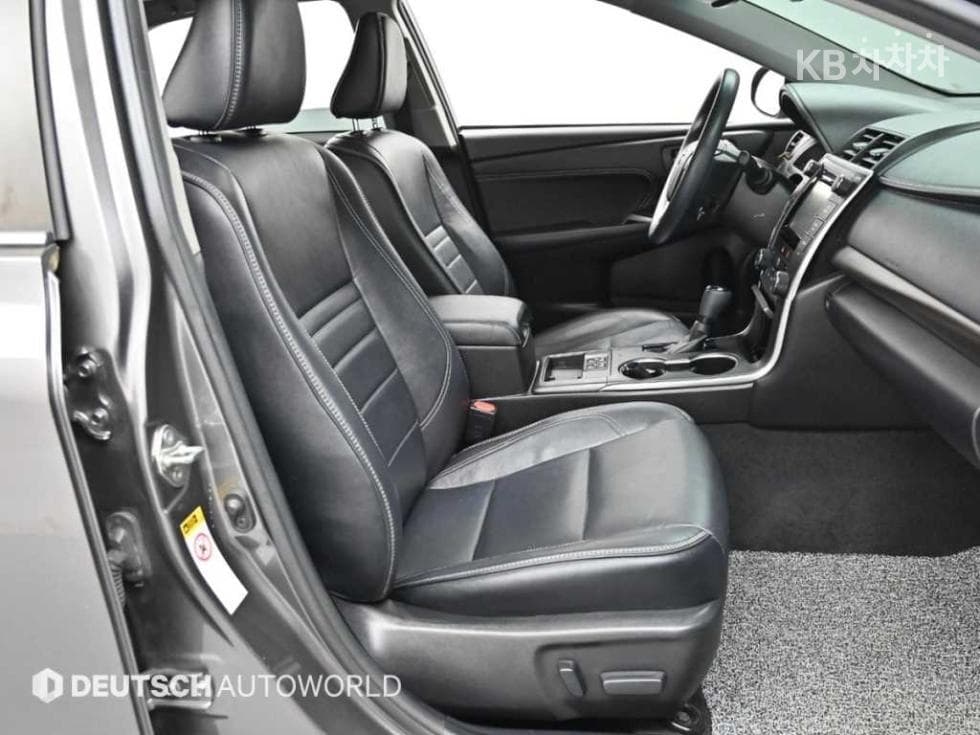 Toyota New Camry2.5 XLE - 10