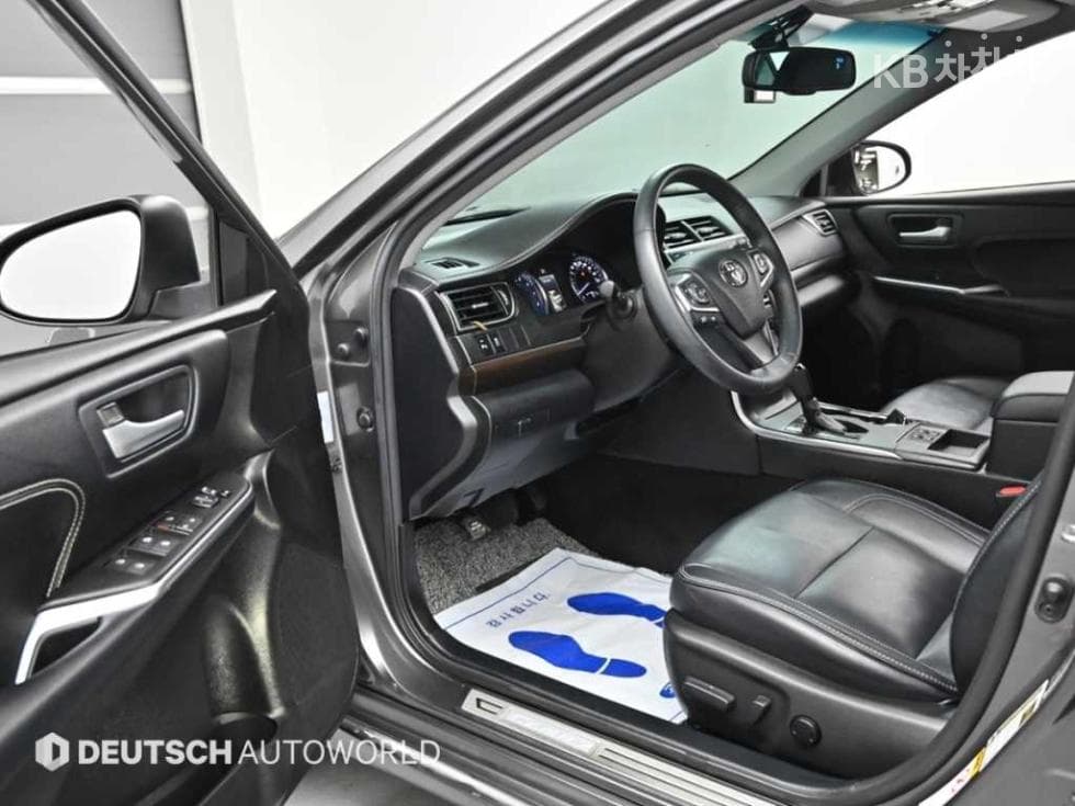 Toyota New Camry2.5 XLE - 11