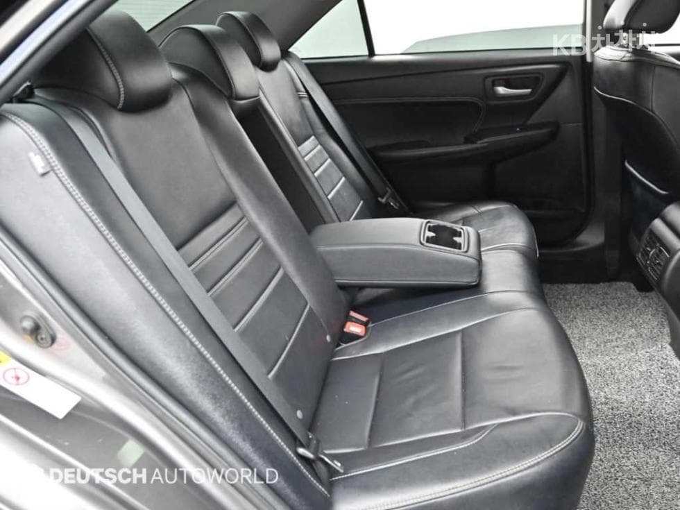 Toyota New Camry2.5 XLE - 12