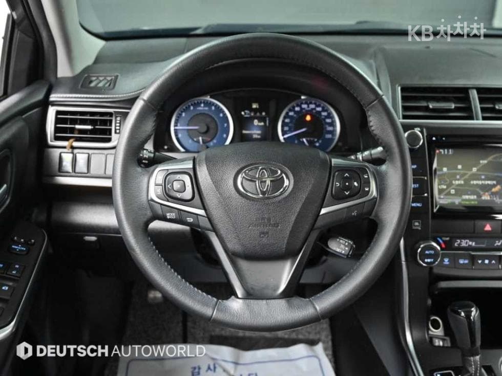 Toyota New Camry2.5 XLE - 13