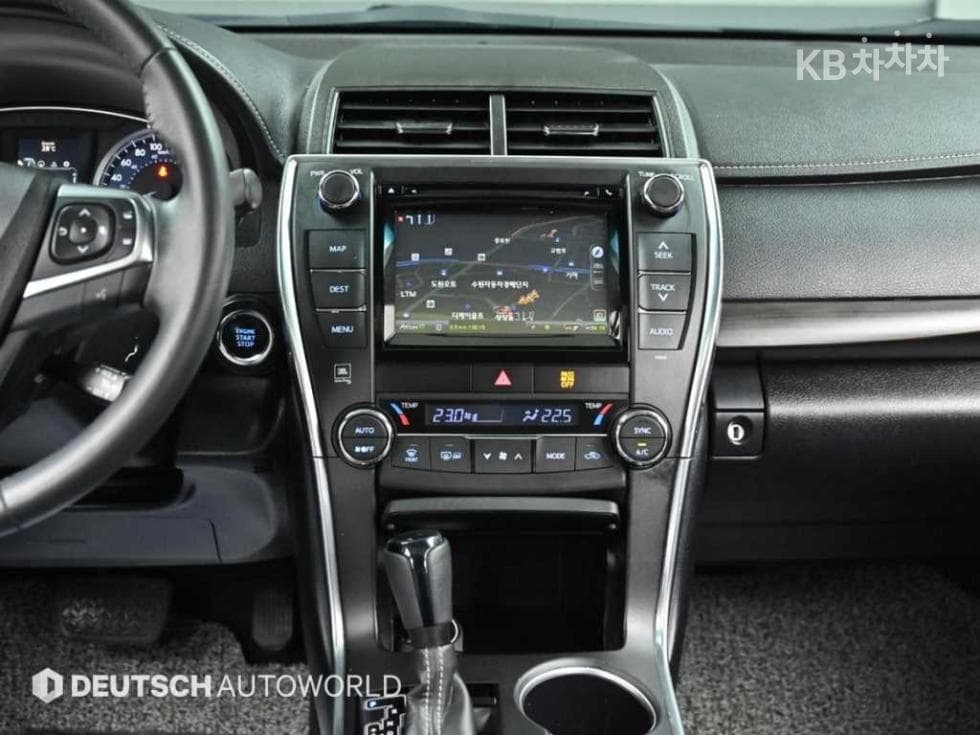 Toyota New Camry2.5 XLE - 14