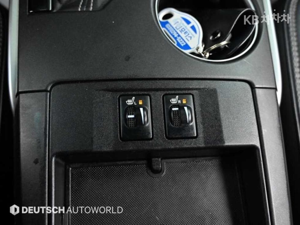 Toyota New Camry2.5 XLE - 17