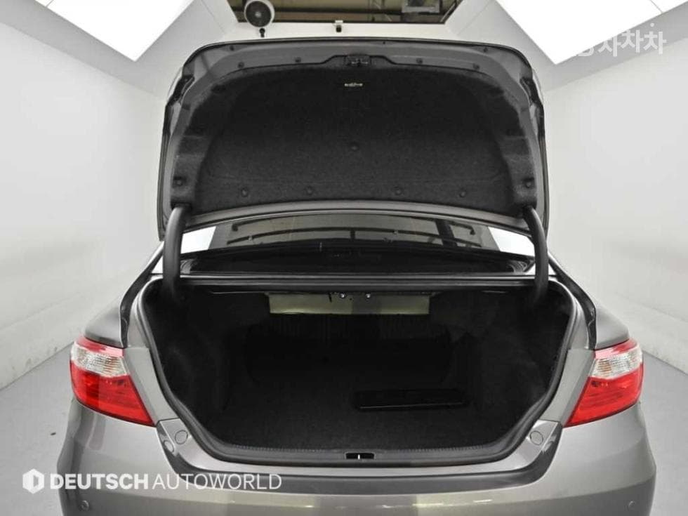 Toyota New Camry2.5 XLE - 19