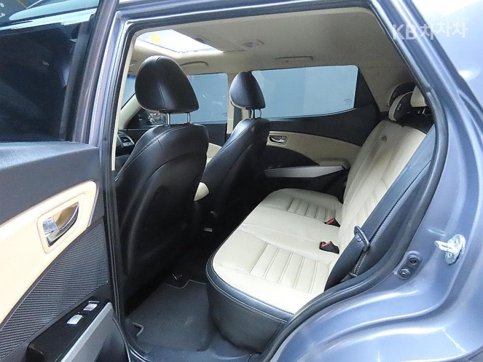 KG Mobility TivoliGasoline LX Highest-end Type - 11