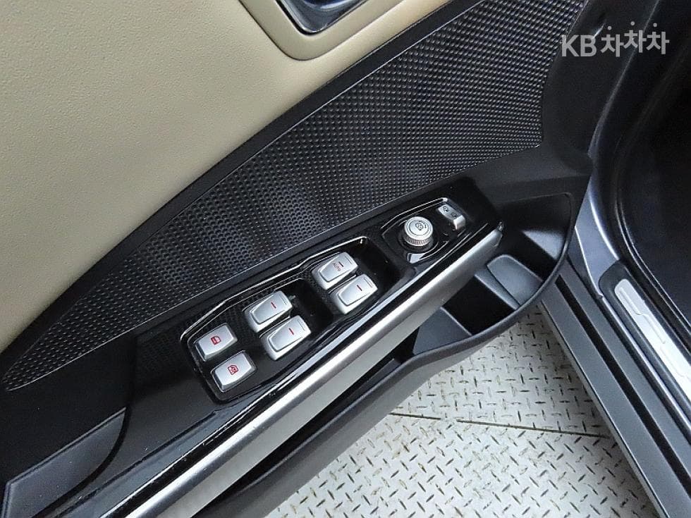 KG Mobility TivoliGasoline LX Highest-end Type - 13