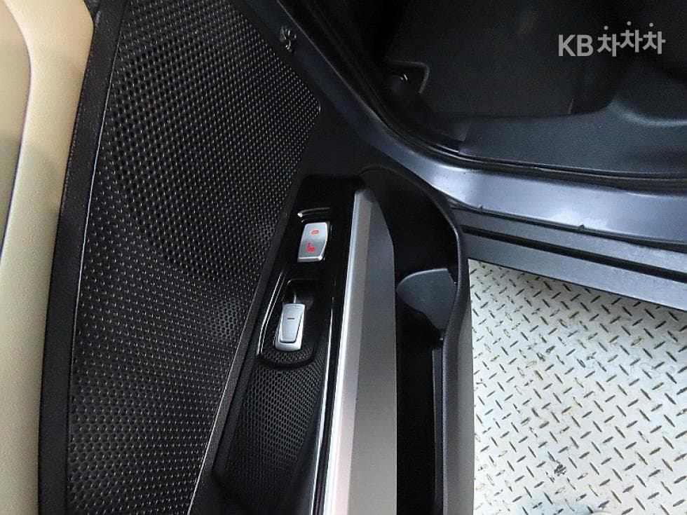 KG Mobility TivoliGasoline LX Highest-end Type - 18