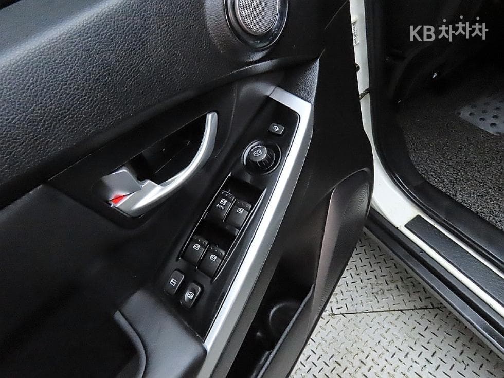 KG Mobility New코란도 C2.0 CVT 2WD High-end Type - 13