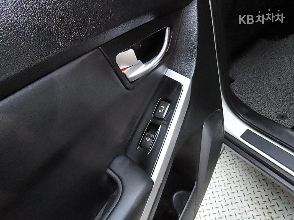 KG Mobility New코란도 C2.0 CVT 2WD High-end Type - 18