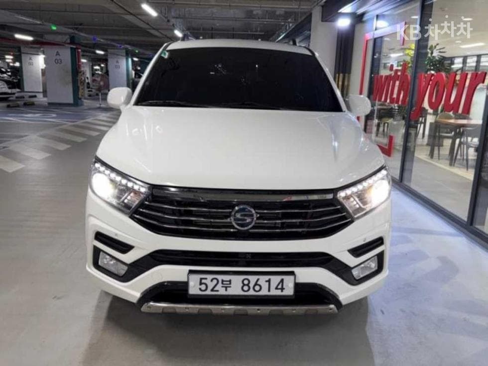 КейДжи Мобилити 코란도 투리스모 9-местен 4x4 아웃도어 에디션 - Image 1