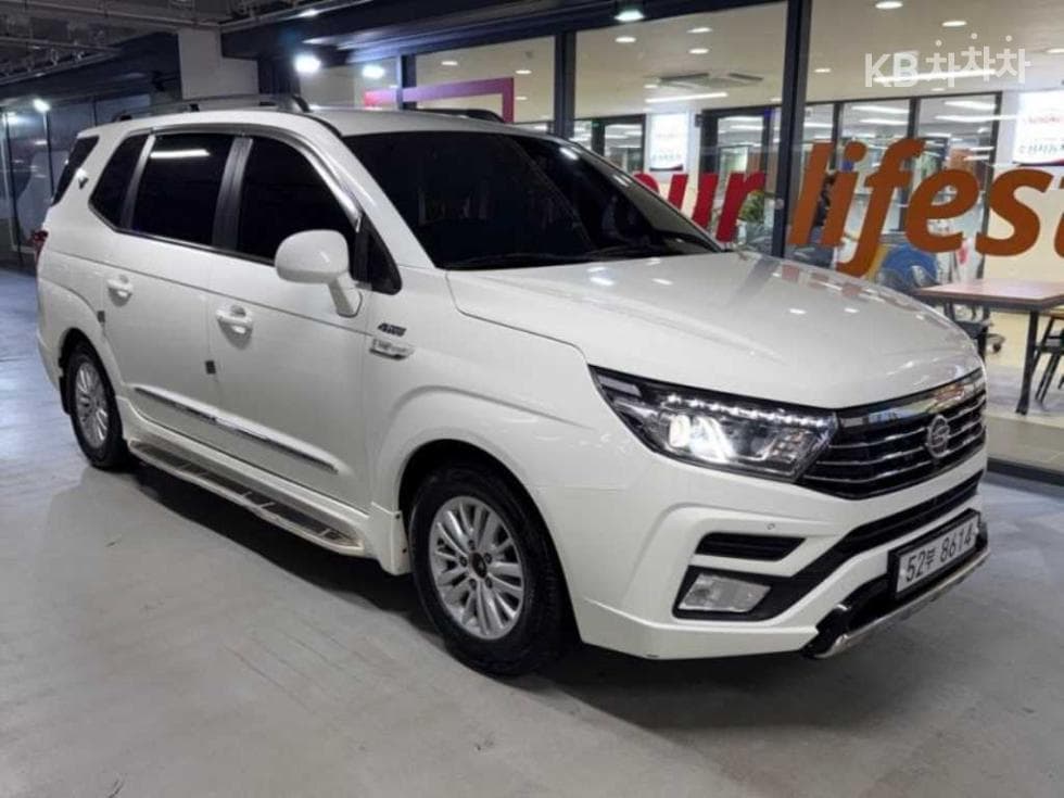 КейДжи Мобилити 코란도 투리스모9-местен 4x4 아웃도어 에디션 - 2