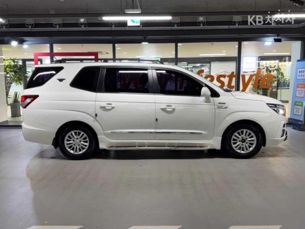 КейДжи Мобилити 코란도 투리스모9-местен 4x4 아웃도어 에디션 - 3