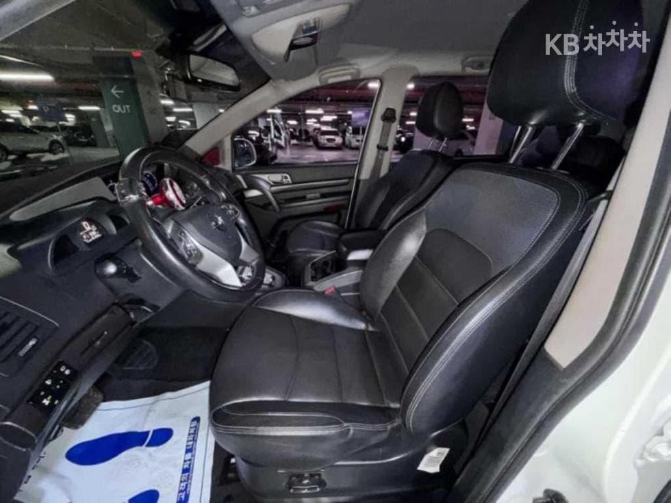КейДжи Мобилити 코란도 투리스모9-местен 4x4 아웃도어 에디션 - 6