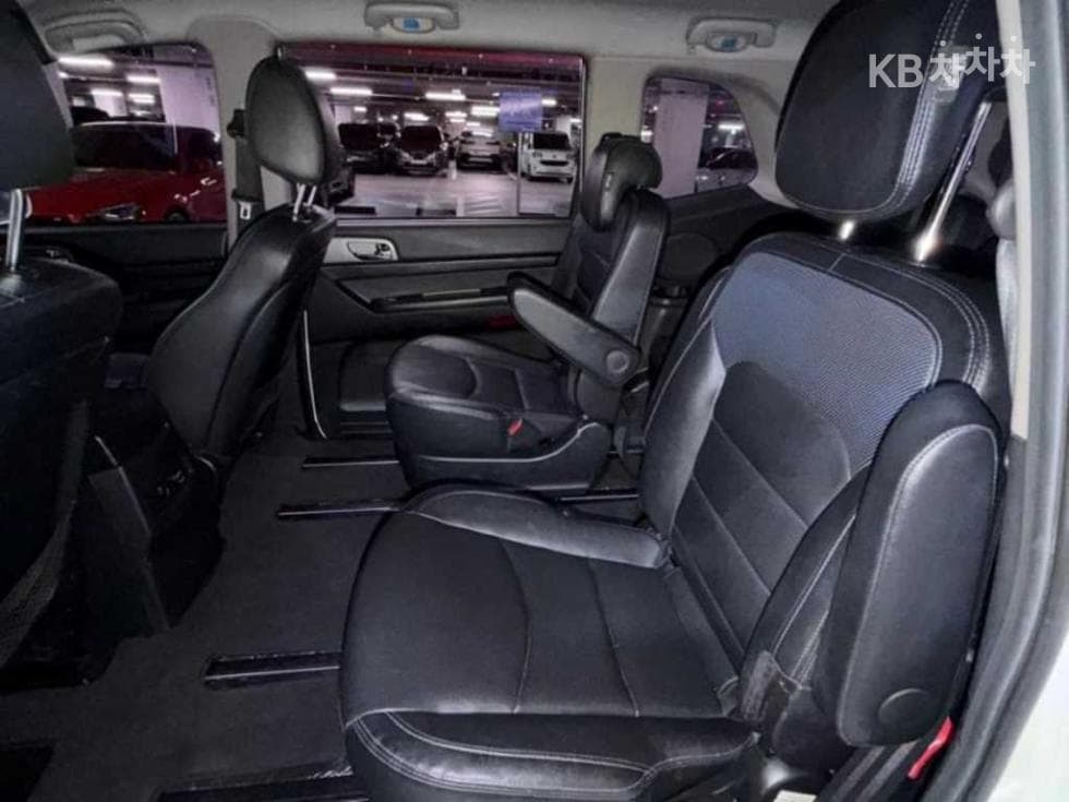 КейДжи Мобилити 코란도 투리스모9-местен 4x4 아웃도어 에디션 - 7