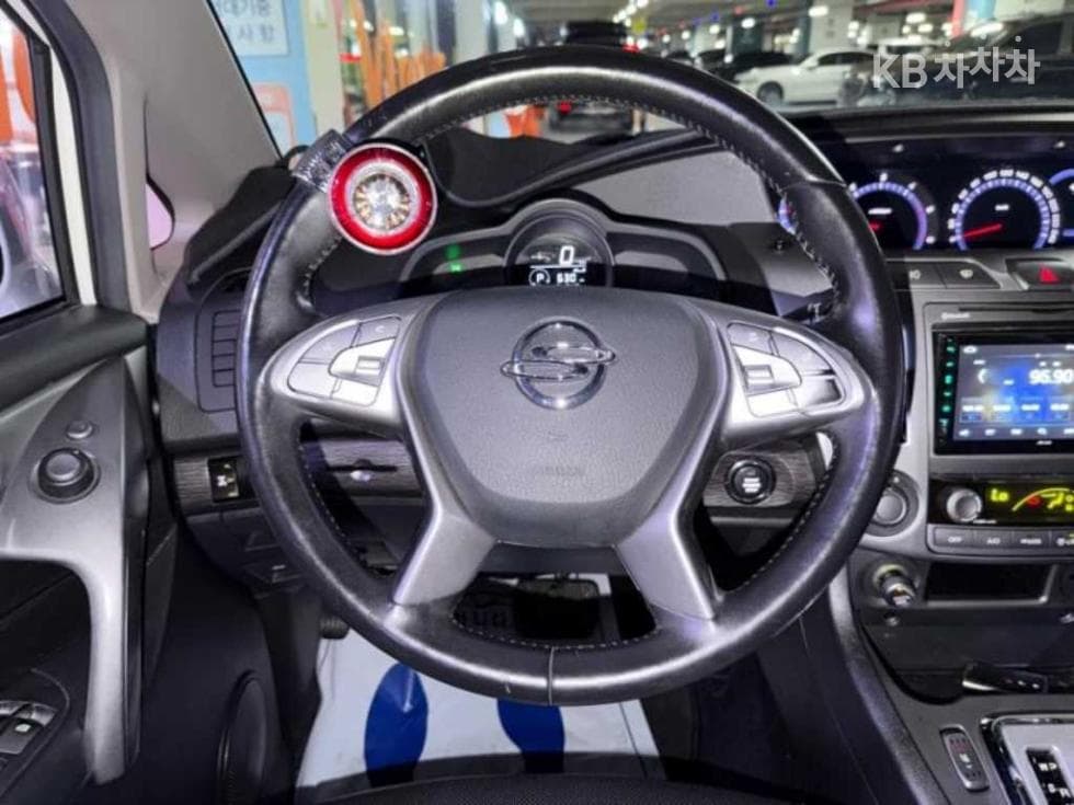 КейДжи Мобилити 코란도 투리스모9-местен 4x4 아웃도어 에디션 - 8
