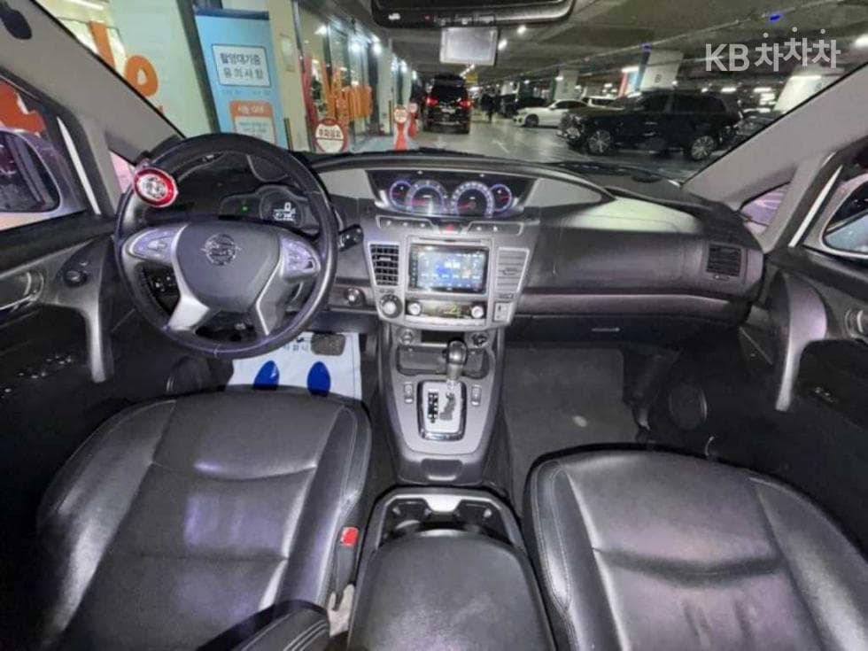 КейДжи Мобилити 코란도 투리스모9-местен 4x4 아웃도어 에디션 - 10