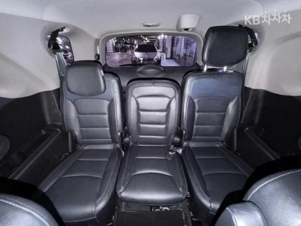 КейДжи Мобилити 코란도 투리스모9-местен 4x4 아웃도어 에디션 - 11