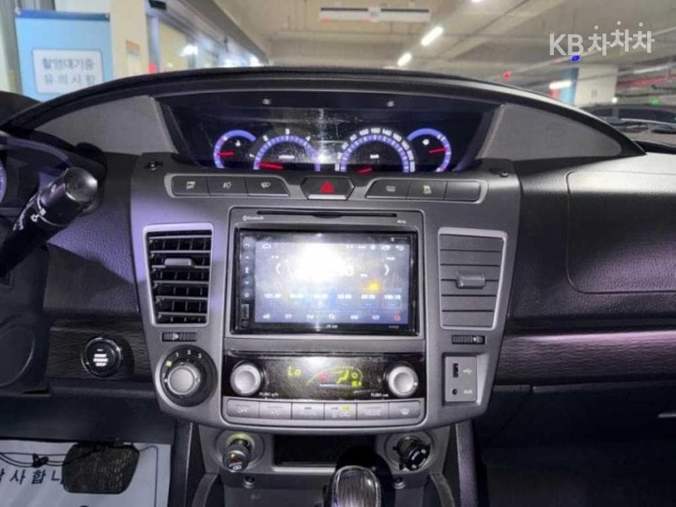 КейДжи Мобилити 코란도 투리스모9-местен 4x4 아웃도어 에디션 - 12