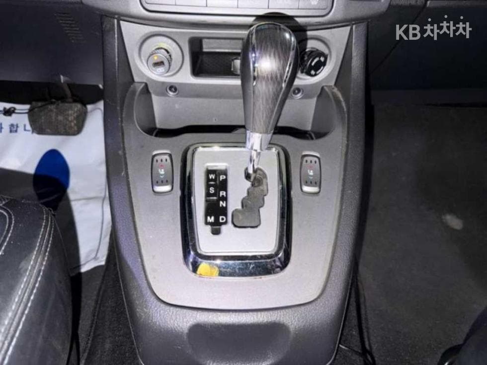 КейДжи Мобилити 코란도 투리스모9-местен 4x4 아웃도어 에디션 - 13