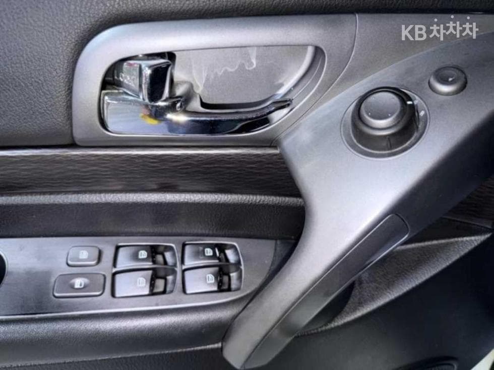 КейДжи Мобилити 코란도 투리스모9-местен 4x4 아웃도어 에디션 - 14