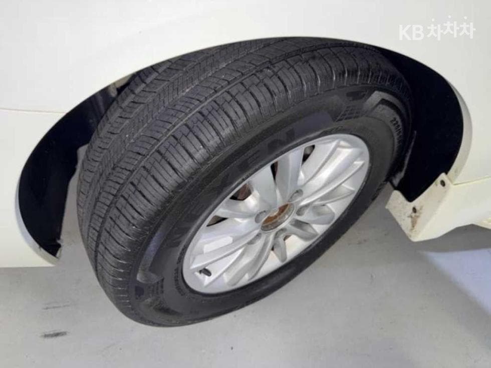 КейДжи Мобилити 코란도 투리스모9-местен 4x4 아웃도어 에디션 - 20