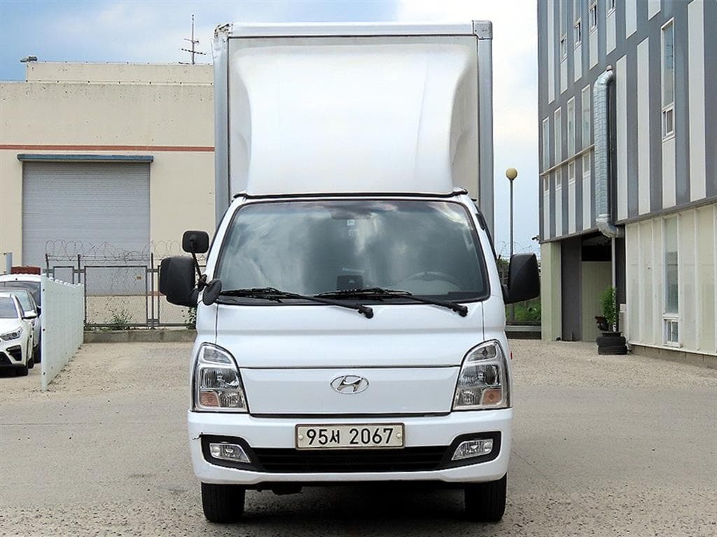 Хюндай Porter 2 Удължено междуосие Super Cab Box Truck Смарт - Image 1