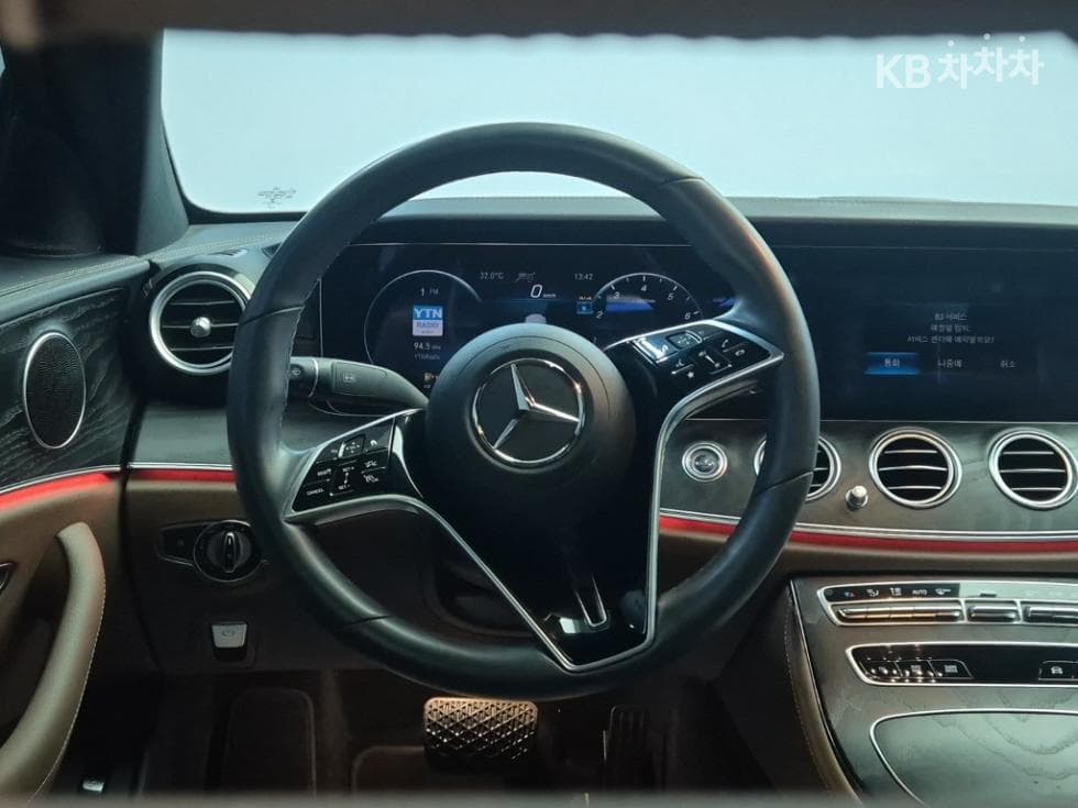 Mercedes-Benz E-Class (W213)E250 AMG Line - 9