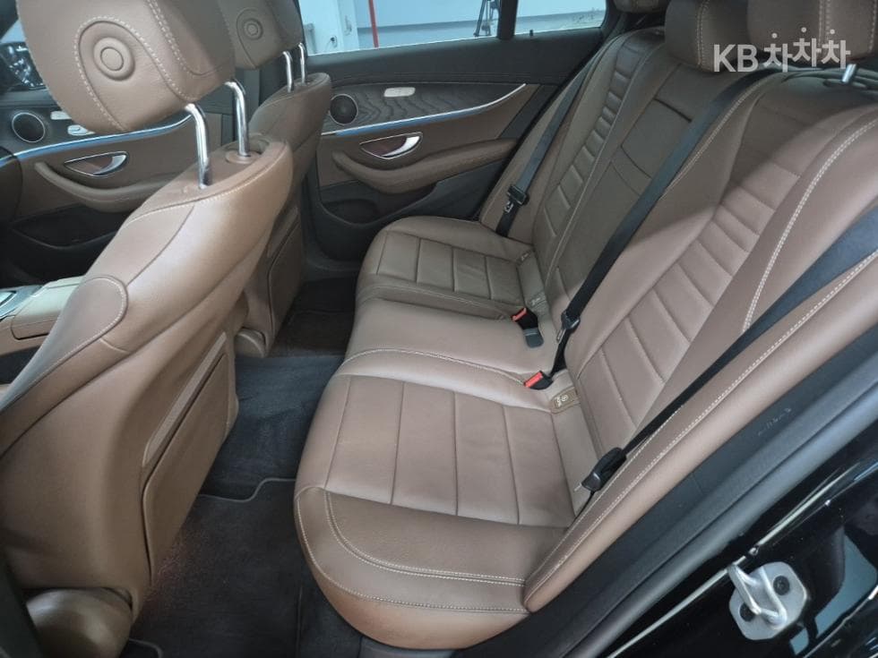 Mercedes-Benz E-Class (W213)E250 AMG Line - 12