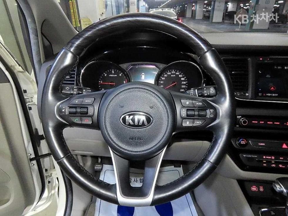 Kia All New Carnival9-seater 2.2 Diesel Noblesse Special (special feature/edition) - 8