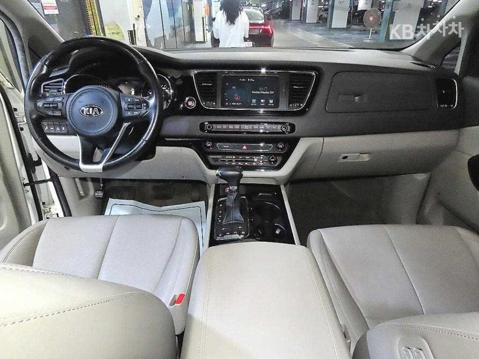 Kia All New Carnival9-seater 2.2 Diesel Noblesse Special (special feature/edition) - 10