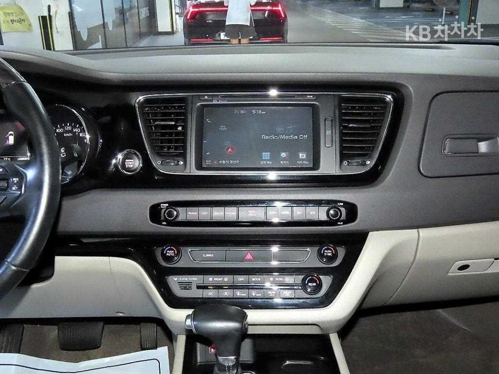 Kia All New Carnival9-seater 2.2 Diesel Noblesse Special (special feature/edition) - 11