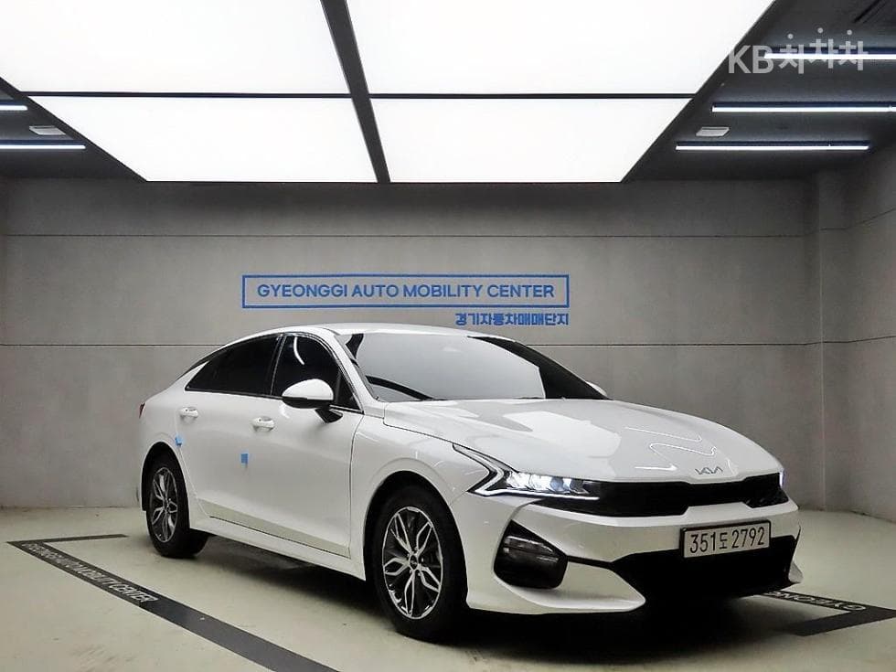 Kia K5 3rd Gen 2.0 Gasoline Trendy - Image 1