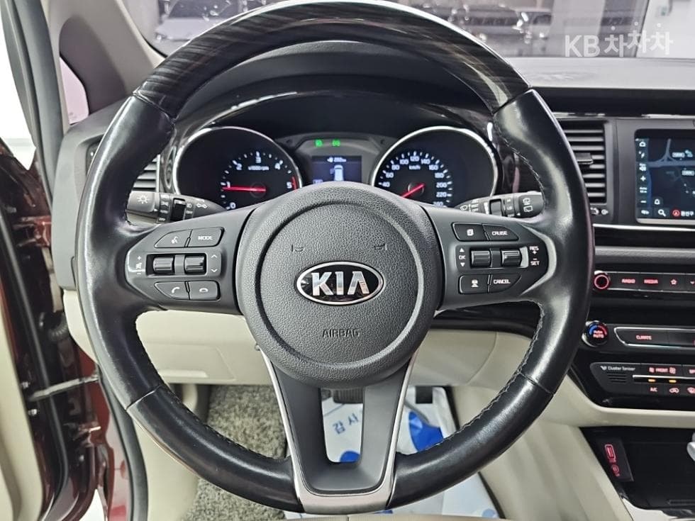 Kia The New (facelift) Carnival9-seater 2.2 Diesel Noblesse Special (special feature/edition) - 9